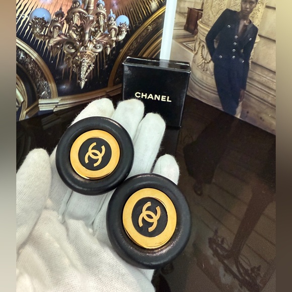 HUGE 24K gold plated CHANEL vintage leather clip on earrings - Picture 5 of 11